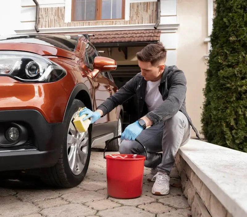Lavage auto à domicile Fourneville : professionnel intervenant sur un véhicule